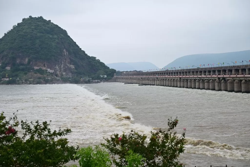 ప్రకాశం బ్యారేజీ వద్ద కృష్ణా నది వరద ప్రవాహం సెప్టెంబర్ 2025